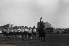 Bambine, ragazze e donne in divisa