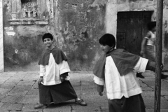 Bambini in strada: dall’archivio di Giuseppe Leone