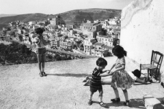 Bambini in strada: dall’archivio di Giuseppe Leone