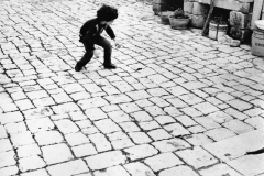 Bambini in strada: dall’archivio di Giuseppe Leone