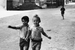 Bambini in strada: dall’archivio di Giuseppe Leone