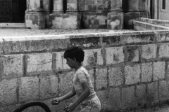 Bambini in strada: dall’archivio di Giuseppe Leone