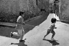 Bambini in strada: dall’archivio di Giuseppe Leone