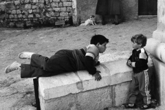 Bambini in strada: dall’archivio di Giuseppe Leone