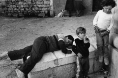 Bambini in strada: dall’archivio di Giuseppe Leone