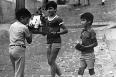 Bambini in strada: dall’archivio di Giuseppe Leone