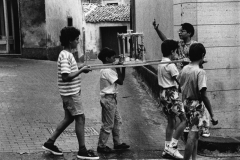 Bambini in strada: dall’archivio di Giuseppe Leone