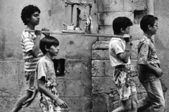 Bambini in strada: dall’archivio di Giuseppe Leone