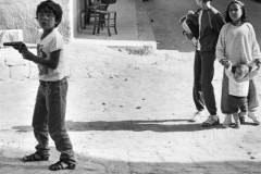 Bambini in strada: dall’archivio di Giuseppe Leone