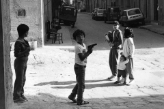 Bambini in strada: dall’archivio di Giuseppe Leone