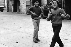 Bambini in strada: dall’archivio di Giuseppe Leone