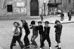 Bambini in strada: dall’archivio di Giuseppe Leone