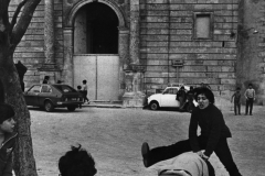 Bambini in strada: dall’archivio di Giuseppe Leone