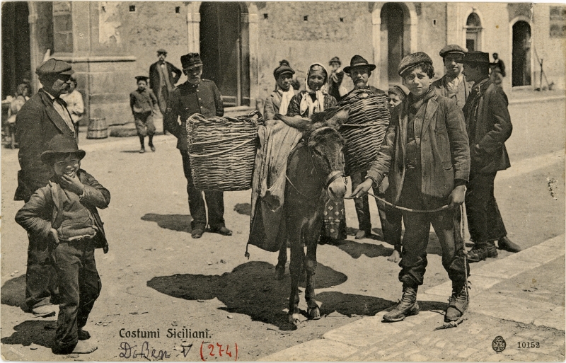 Archivio immagini Foto ricordo, cartoline, reportage di cerimonie ufficiali, fotografie d’autore e album di famiglia custoditi in archivi prevalentemente privati sono fonti visive di grandi interesse. Ordinate cronologicamente e per tema, offrono sguardi talvolta inediti sul passato sia per aspetti materiali sia per la loro simbolicità.